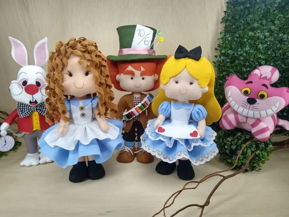Alice no País das Maravilhas em Feltro - Personalizada