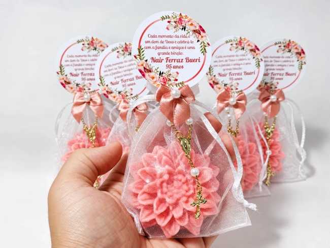 Lembrancinha 95 Anos: Sabonete Flor Dália com Mini Terço