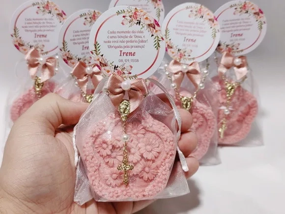 Lembrança 90 Anos: Sabonete Buquê de Margaridas com Terço
