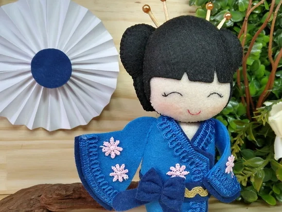 Boneca Kokeshi em feltro 15 cm