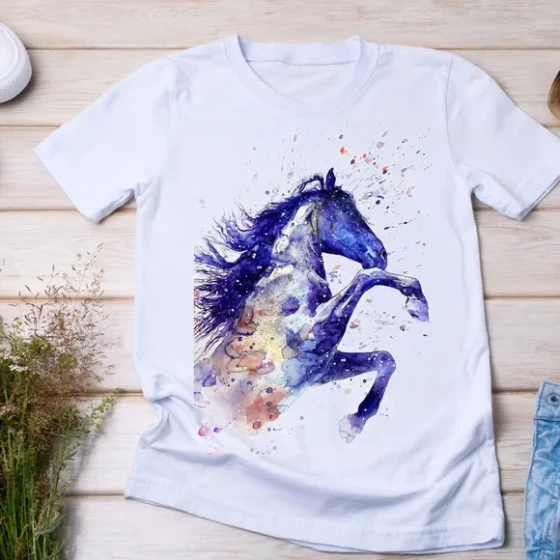 Camiseta Cavalo em Aquarela - Estampa Artística e Vibrante