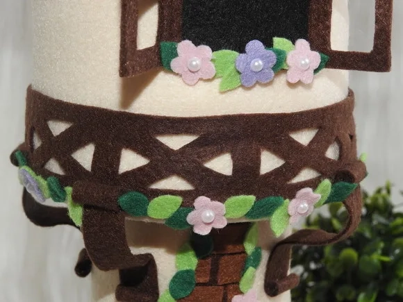 Torre da Boneca Rapunzel em Feltro- Enrolados