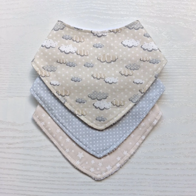 Kit 3 Babadores Bandana Premium para bebê - nuvens