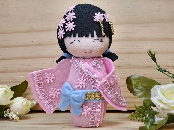 Boneca Kokeshi em feltro 15 cm
