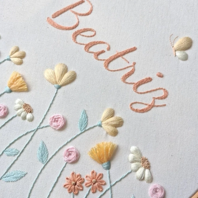 Porta Maternidade Bordado à Mão - Floral Amarelo