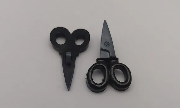 Aplique Botão Tesoura Preta de 3,4cm - Pacote C/15 Unidades