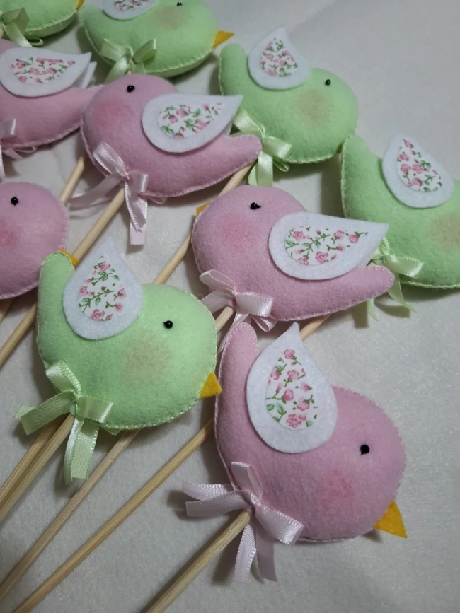 Passarinhos de feltro no palito- linha decoração