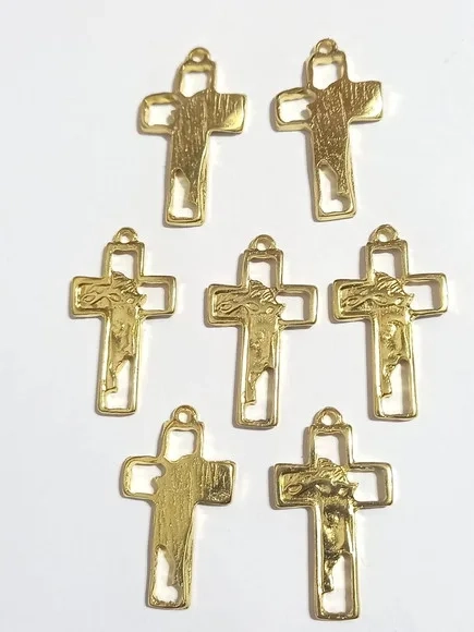 Pingente Crucifixo Vazado com Jesus - 6 Peças