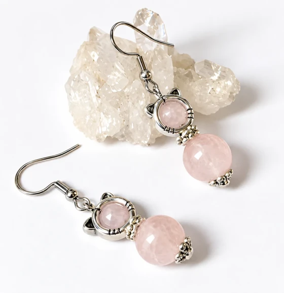 Brinco Gato com Quartzo Rosa, Strass e Aço Inox