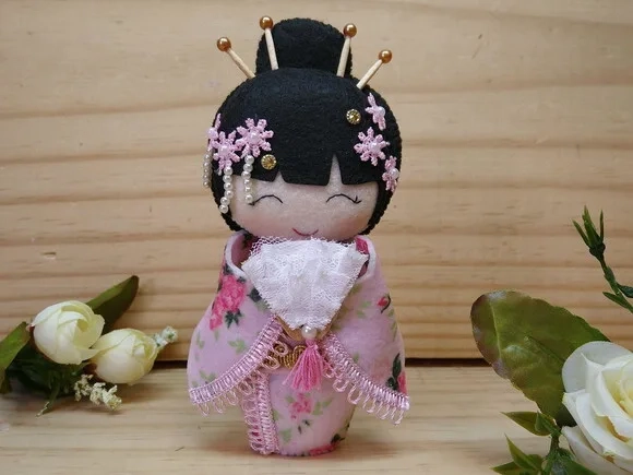 Boneca Kokeshi em Feltro 15 cm
