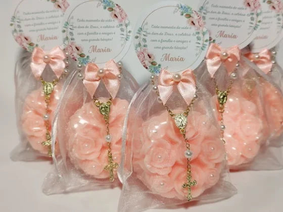 Lembrancinha 80 Anos: Sabonete Provence Rosas com Mini Terço
