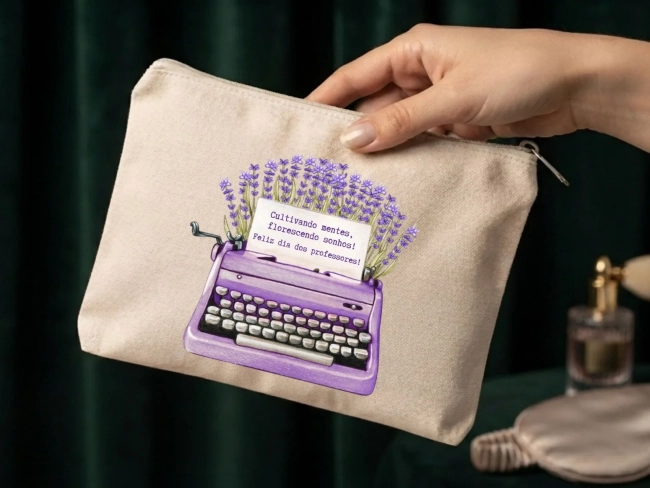 Lembrancinha Nécessaire Personalizada Algodão Cru 20x15 Estampa DTF Dia dos Professores Máquina de Escrever